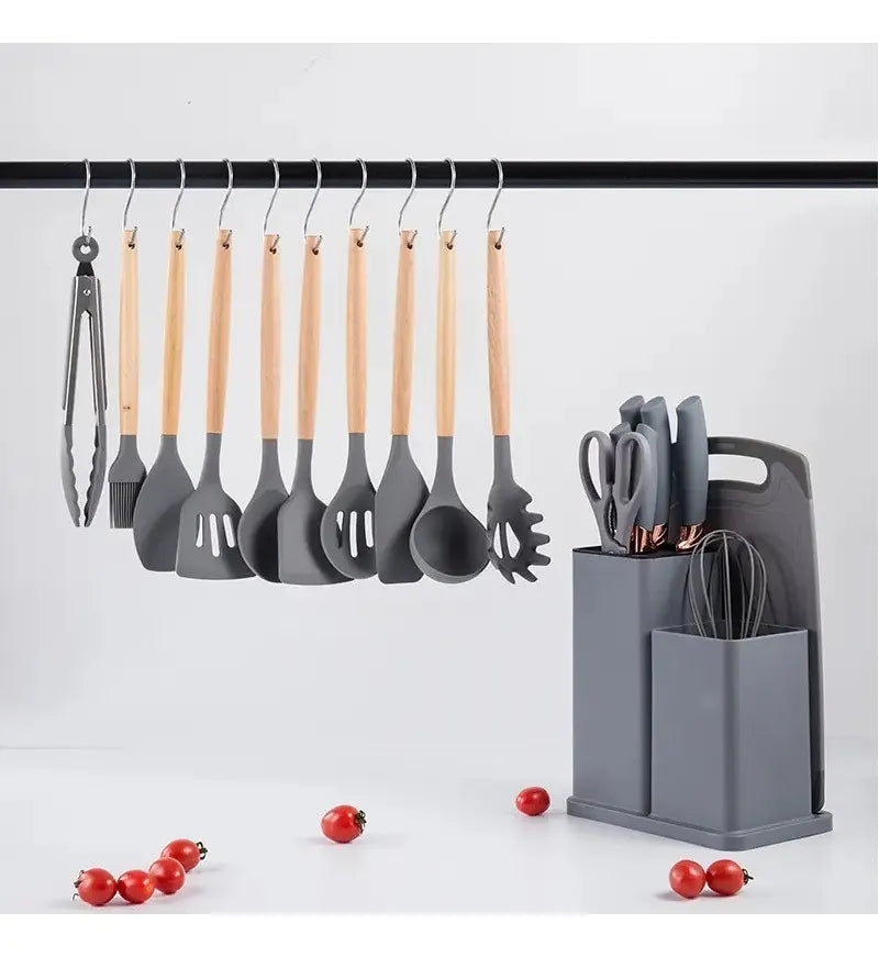 Set 19 ustensile de gătit din silicon cu mâner bambus + suport și tocător